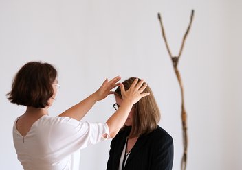 Pröpstin Dr. Christina-Maria Bammel segnet Pfarrerin Hernández © Gerd Herzog