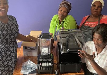 Vier Köchingen possieren mit dem neu angeschafften Pürriergerät.