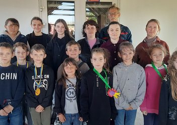 Pfarrer Gross mit einer Gruppe Kinder, die er und seine Frau betreuen. Foto: A. Gross