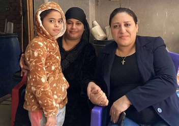 Eine junge ägyptische Witwe mit Kind. Eine Betreuerin der Nilsynode hät ihre Hand.