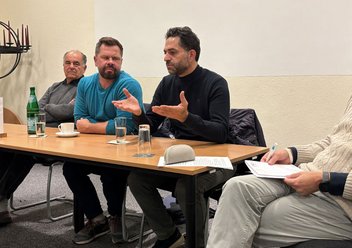 Elie Avidor und Sayel Jabareen sitzen an einem Tisch und berichten von ihren Erfahrungen