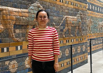 Lu Yifan vor einer Reliefwand.