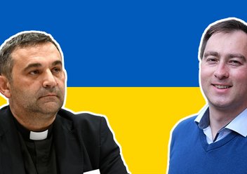 Pfarrer Alexander Groß und Vladimier Kmec vor der Ukrainischen Flagge. Foto Alexander Gross: EKD