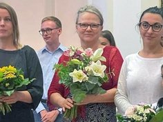 Ein Danke ans Freiwilligen-Team. Blumen entgegengenommen nach dem Entsende-Gottesdienst der Freiwilligen des Jahrgangs 2023/24.