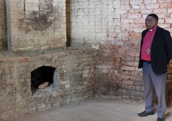 Bischoff Wilson Sanga vor dem noch unrenovierten Kamin im Missionshaus..