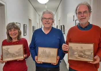 Eva und Harald Steltner sowie Dr. Martin Frank mit Zeichnungen von Hermann Theodor Wangemann.