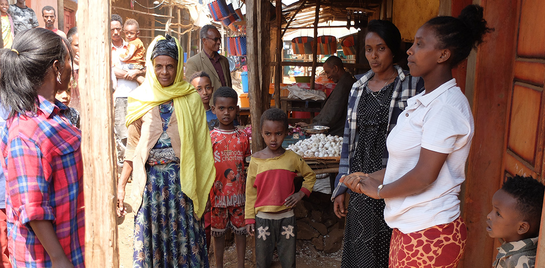 Zwei Frauen verkaufen ihre Produkte auf einem Markt.