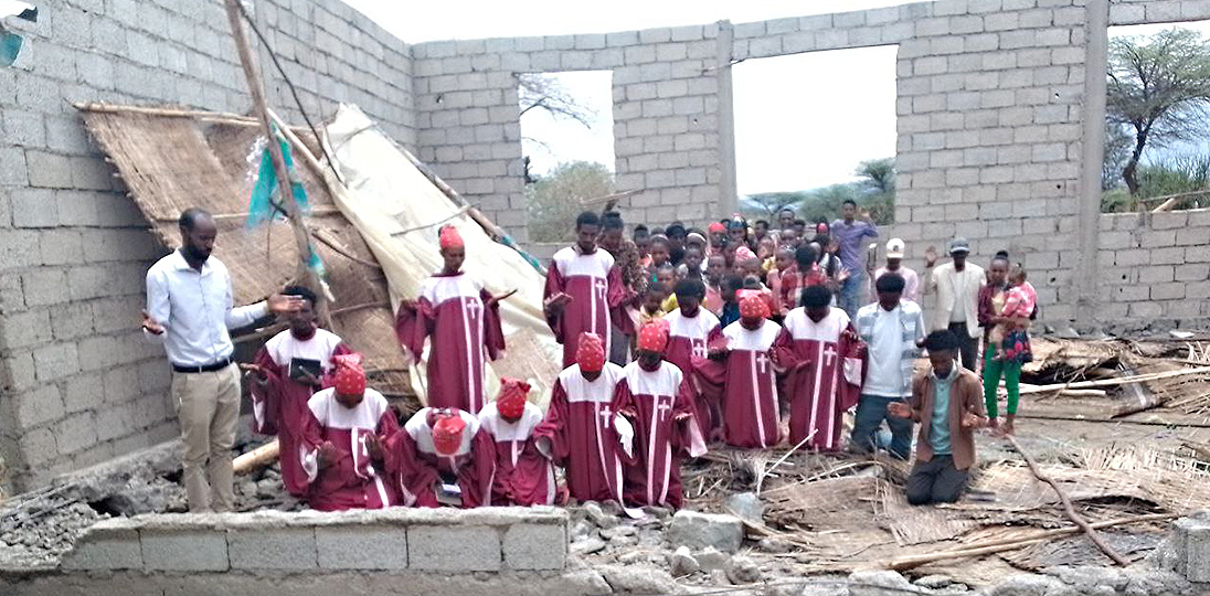 Im Rohbau der neuen Kirche von Djida beten Gläubige.