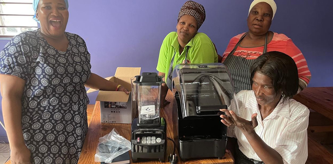 Vier Köchingen possieren mit dem neu angeschafften Pürriergerät.