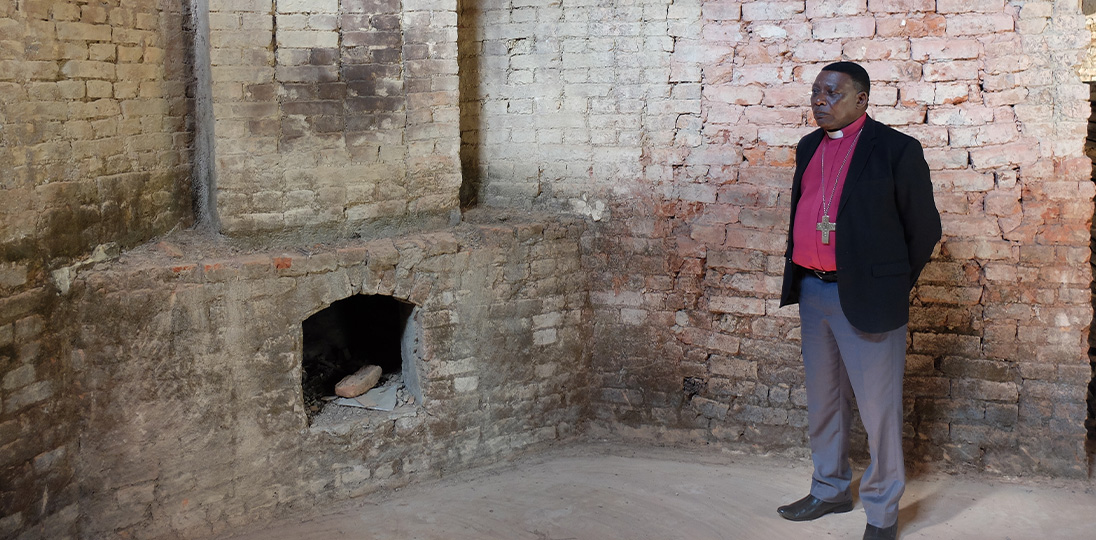 Bischoff Wilson Sanga vor dem noch unrenovierten Kamin im Missionshaus..