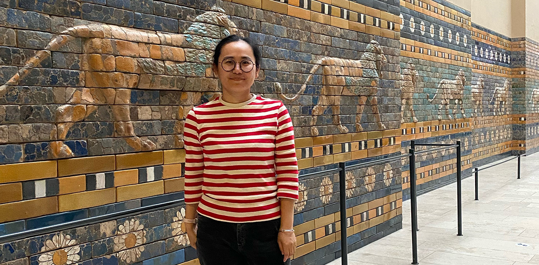 Lu Yifan vor einer Reliefwand.