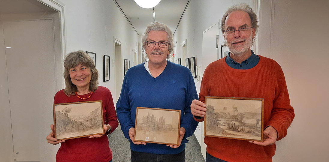 Eva und Harald Steltner sowie Dr. Martin Frank mit Zeichnungen von Hermann Theodor Wangemann.