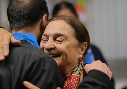 Sumaya Farhat-Naser in inniger Umarmung mit einem ehemaligen Schüler.