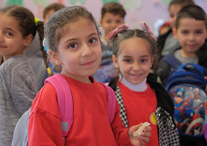 Zwei Schülerinnen lächeln in die Kamera. Foto: Rendel Freude