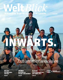 Cover der Zeitschrift mit neun jungen Männern mit heller und dunkler Hautfarbe